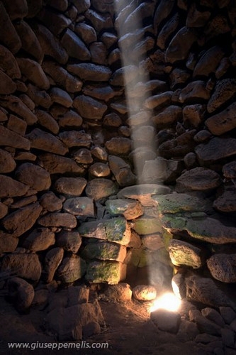 15) Nuraghe Aiga (40D_8320-21 HDR_1rid).jpg - Il raggio di luce alle ore 11:23 (le 12:23 dell'ora legale).